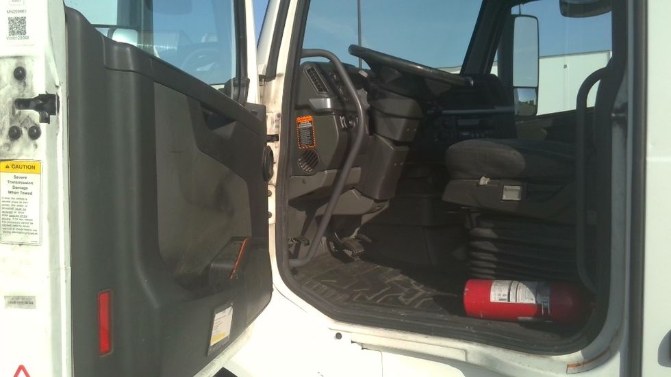 Day Cab Tractor-Heavy Duty Tractors-Volvo-2021-VNR64300-Stockton-CA-661,358\n\t\tmiles-$ 29,000 - Image 9