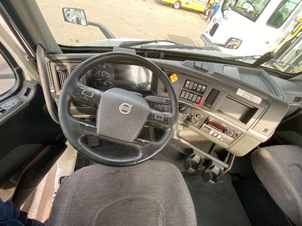 Day Cab Tractor-Heavy Duty Tractors-Volvo-2021-VNR64300-Stockton-CA-673,778\n\t\tmiles-$ 29,000 - Image 11