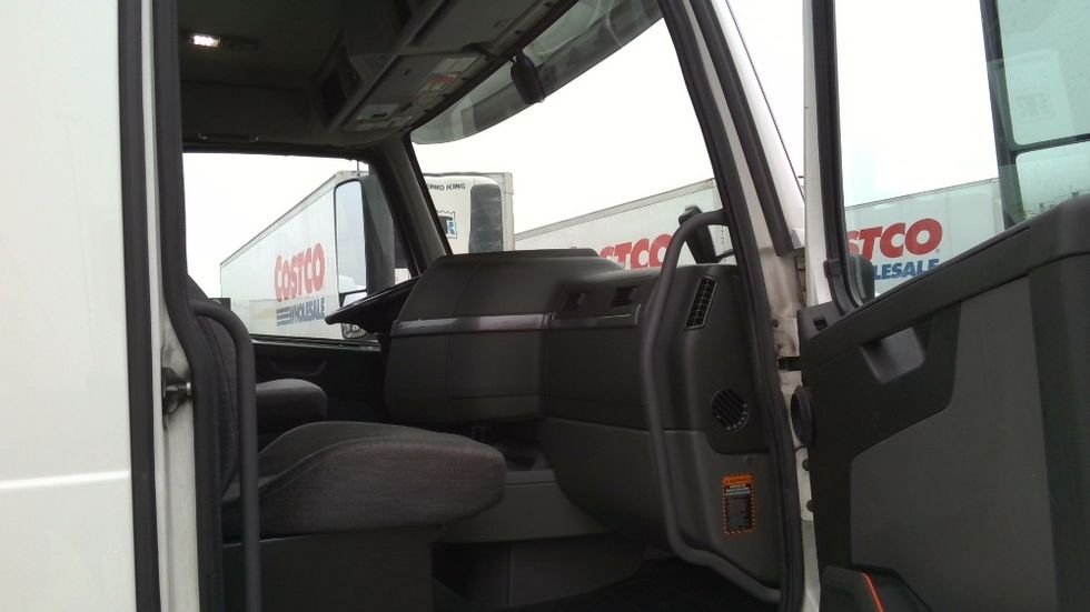 Day Cab Tractor-Heavy Duty Tractors-Volvo-2021-VNR64300-Stockton-CA-673,778\n\t\tmiles-$ 29,000 - Image 12