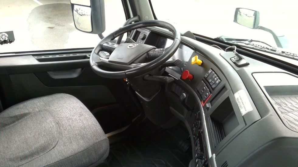 Day Cab Tractor-Heavy Duty Tractors-Volvo-2021-VNR64300-Stockton-CA-673,778\n\t\tmiles-$ 29,000 - Image 14