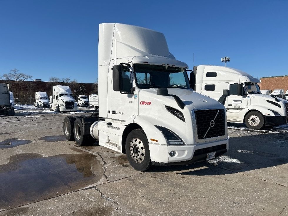 Day Cab Tractor-Heavy Duty Tractors-Volvo-2021-VNR64300-Sturtevant-WI-482,837\n\t\tmiles-$ 41,750 - Image 1