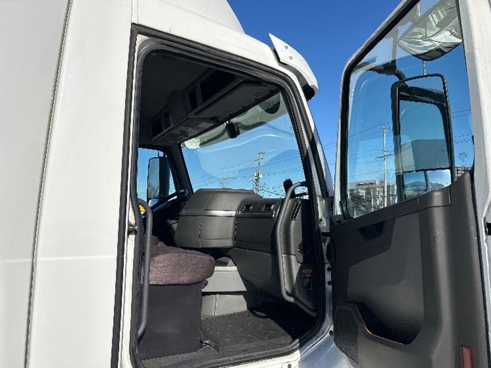 Day Cab Tractor-Heavy Duty Tractors-Volvo-2021-VNR64300-Sturtevant-WI-482,837\n\t\tmiles-$ 41,750 - Image 12