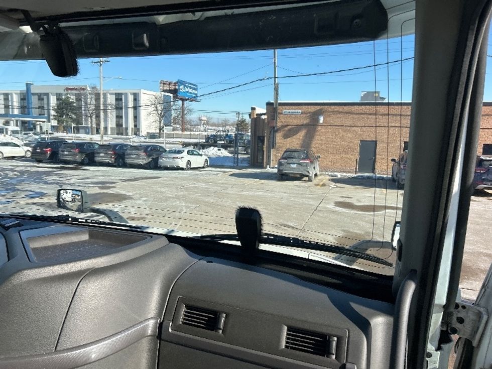 Day Cab Tractor-Heavy Duty Tractors-Volvo-2021-VNR64300-Sturtevant-WI-482,837\n\t\tmiles-$ 41,750 - Image 13