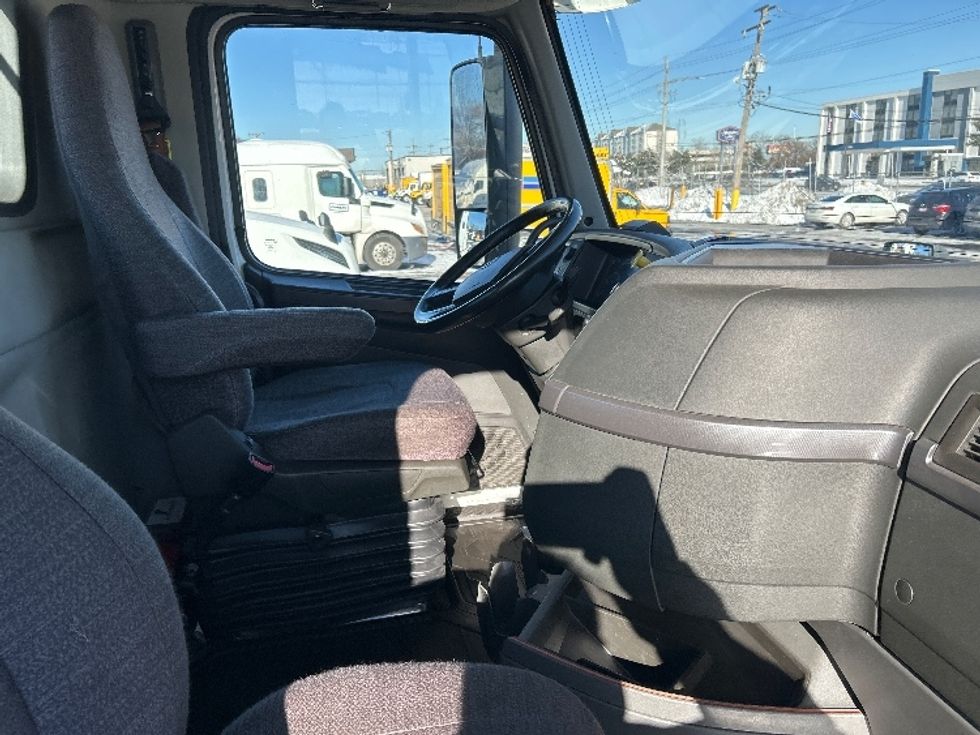 Day Cab Tractor-Heavy Duty Tractors-Volvo-2021-VNR64300-Sturtevant-WI-482,837\n\t\tmiles-$ 41,750 - Image 14