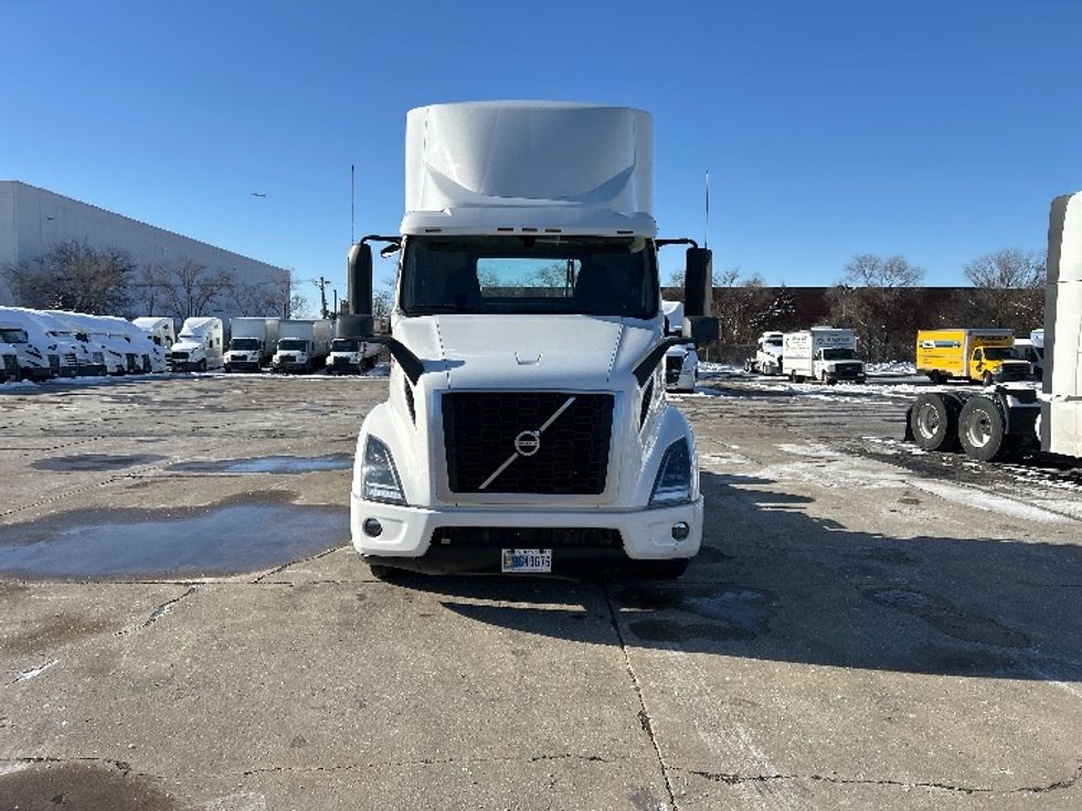 Day Cab Tractor-Heavy Duty Tractors-Volvo-2021-VNR64300-Sturtevant-WI-482,837\n\t\tmiles-$ 41,750 - Image 2