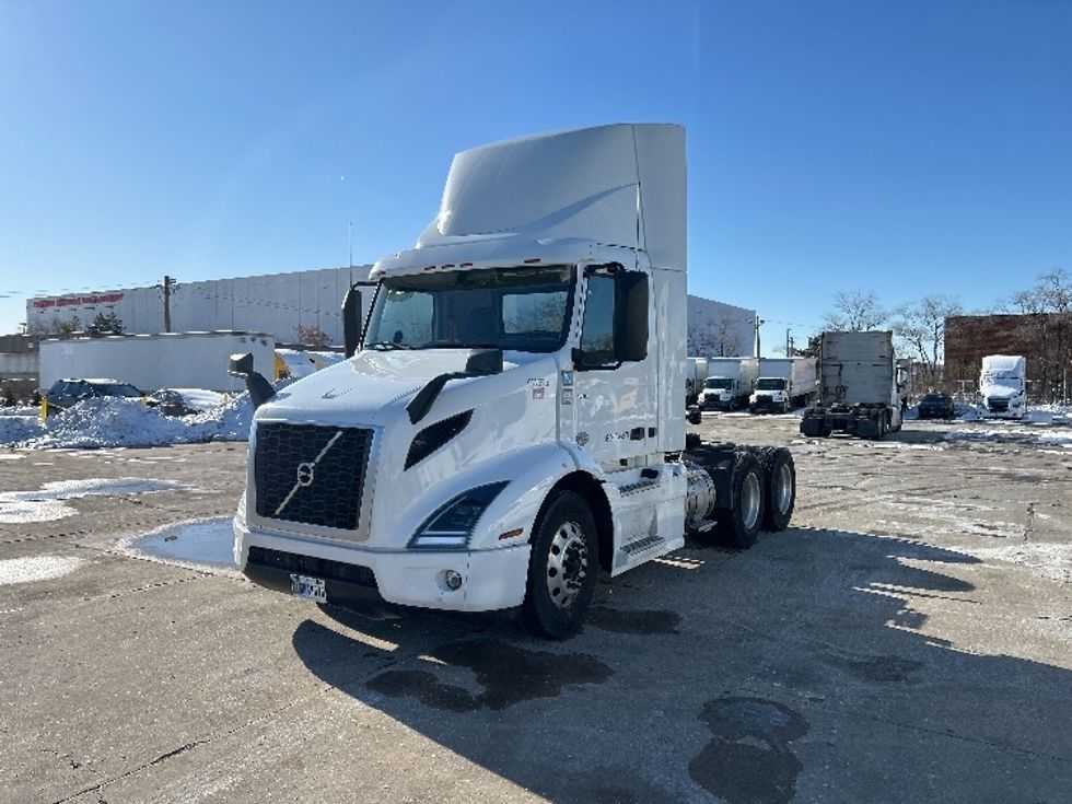 Day Cab Tractor-Heavy Duty Tractors-Volvo-2021-VNR64300-Sturtevant-WI-482,837\n\t\tmiles-$ 41,750 - Image 3