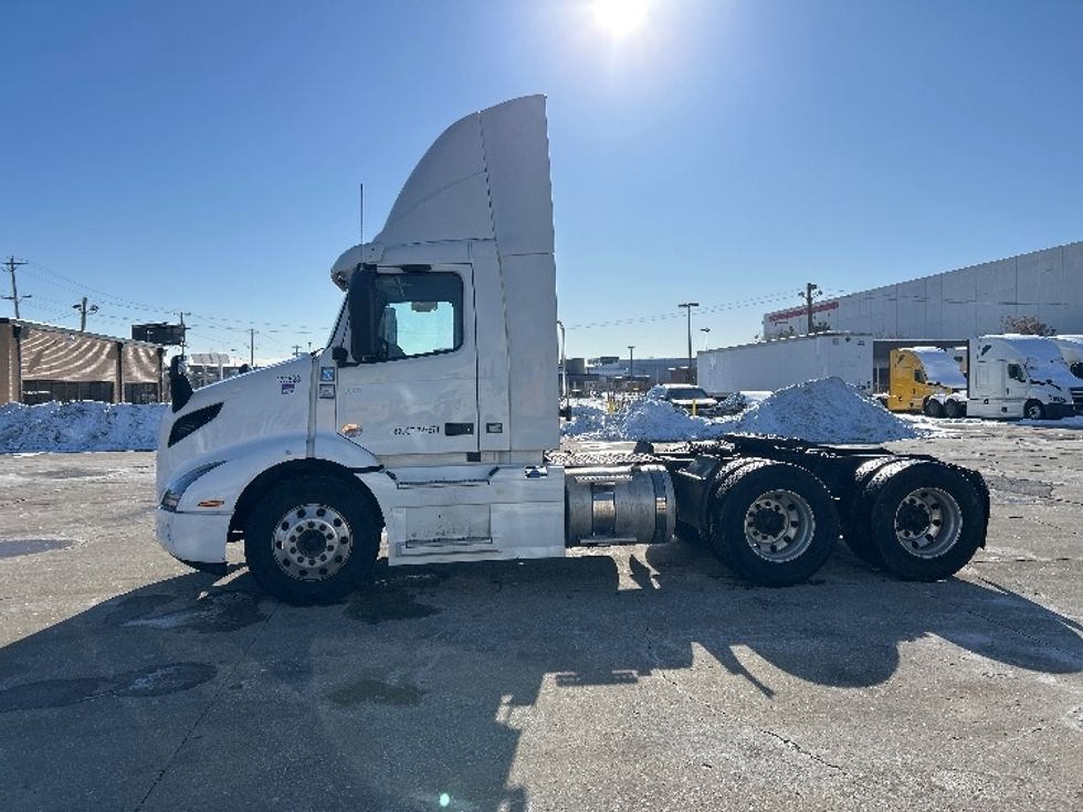 Day Cab Tractor-Heavy Duty Tractors-Volvo-2021-VNR64300-Sturtevant-WI-482,837\n\t\tmiles-$ 41,750 - Image 4