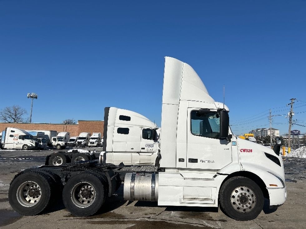 Day Cab Tractor-Heavy Duty Tractors-Volvo-2021-VNR64300-Sturtevant-WI-482,837\n\t\tmiles-$ 41,750 - Image 8