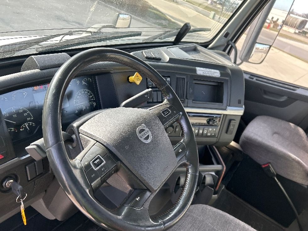 Day Cab Tractor-Heavy Duty Tractors-Volvo-2021-VNR64300-Sturtevant-WI-518,650\n\t\tmiles-$ 46,500 - Image 10