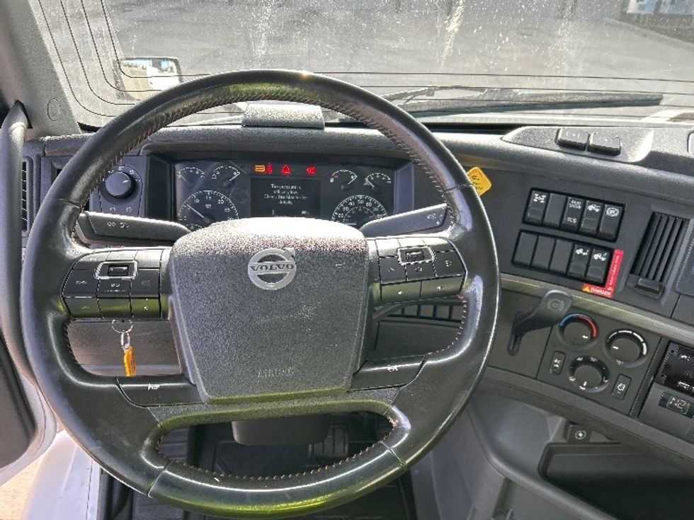 Day Cab Tractor-Heavy Duty Tractors-Volvo-2021-VNR64300-Sturtevant-WI-518,650\n\t\tmiles-$ 46,500 - Image 11