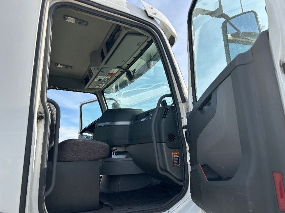 Day Cab Tractor-Heavy Duty Tractors-Volvo-2021-VNR64300-Sturtevant-WI-518,650\n\t\tmiles-$ 46,500 - Image 12