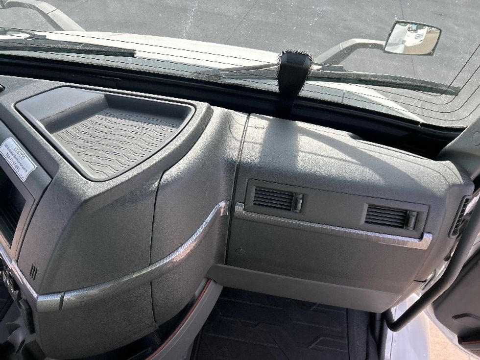 Day Cab Tractor-Heavy Duty Tractors-Volvo-2021-VNR64300-Sturtevant-WI-518,650\n\t\tmiles-$ 46,500 - Image 13