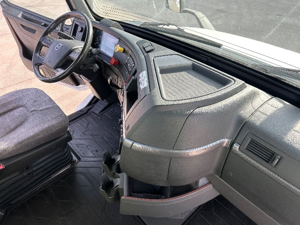 Day Cab Tractor-Heavy Duty Tractors-Volvo-2021-VNR64300-Sturtevant-WI-518,650\n\t\tmiles-$ 46,500 - Image 14