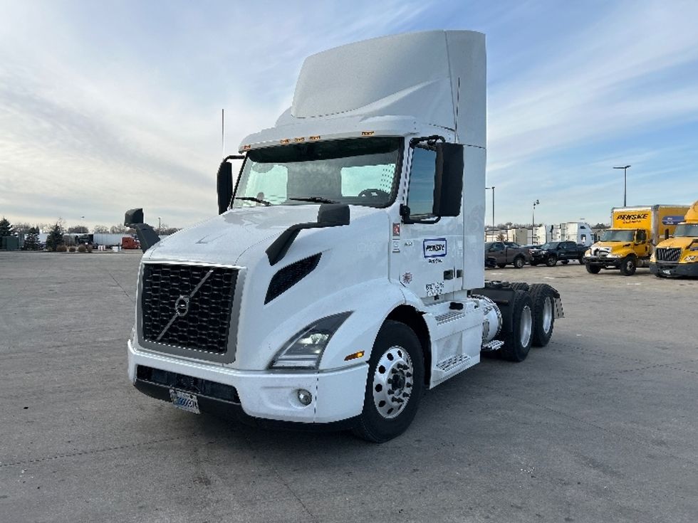 Day Cab Tractor-Heavy Duty Tractors-Volvo-2021-VNR64300-Sturtevant-WI-518,650\n\t\tmiles-$ 46,500 - Image 3