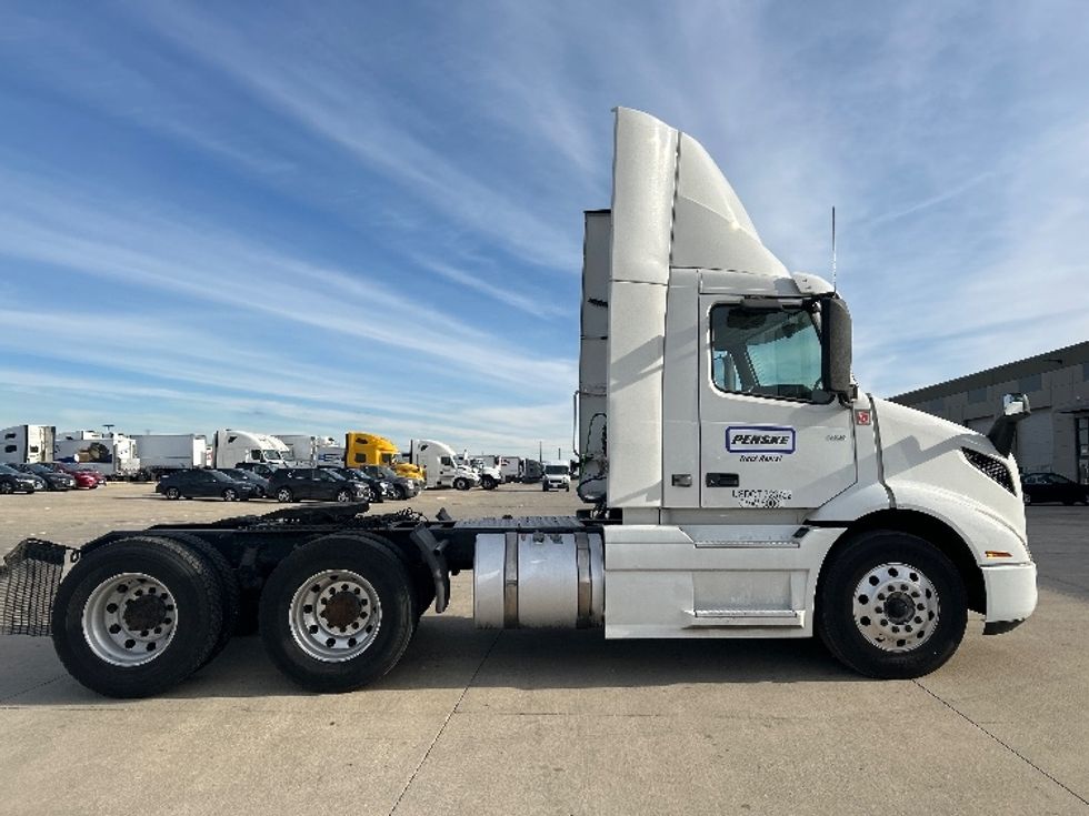 Day Cab Tractor-Heavy Duty Tractors-Volvo-2021-VNR64300-Sturtevant-WI-518,650\n\t\tmiles-$ 46,500 - Image 8