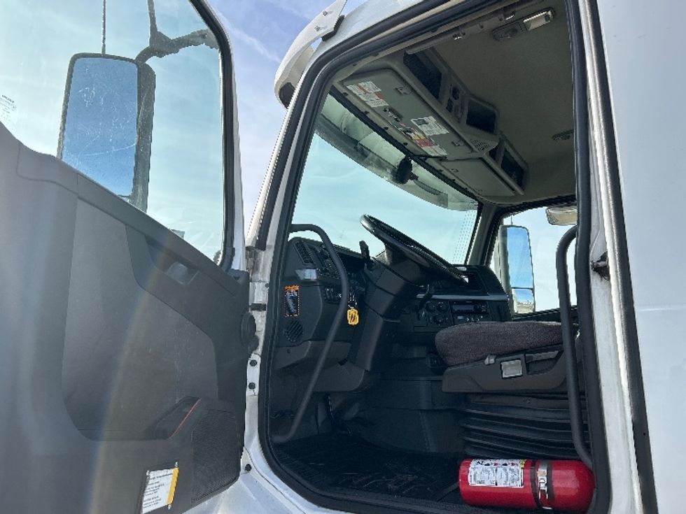 Day Cab Tractor-Heavy Duty Tractors-Volvo-2021-VNR64300-Sturtevant-WI-518,650\n\t\tmiles-$ 46,500 - Image 9