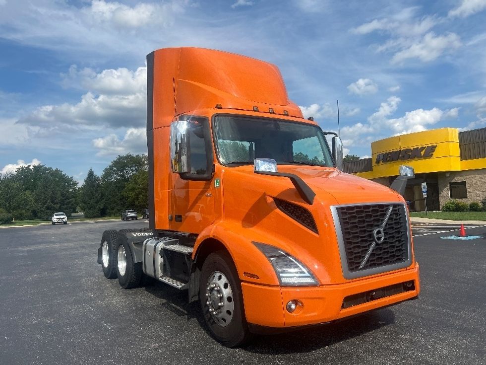 Day Cab Tractor-Heavy Duty Tractors-Volvo-2021-VNR64300-Swedesboro-NJ-207,778\n\t\tmiles-$ 59,500 - Image 1