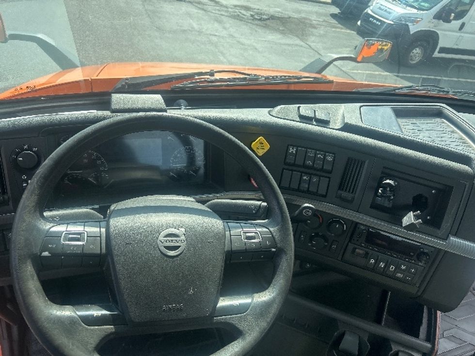 Day Cab Tractor-Heavy Duty Tractors-Volvo-2021-VNR64300-Swedesboro-NJ-207,778\n\t\tmiles-$ 59,500 - Image 11
