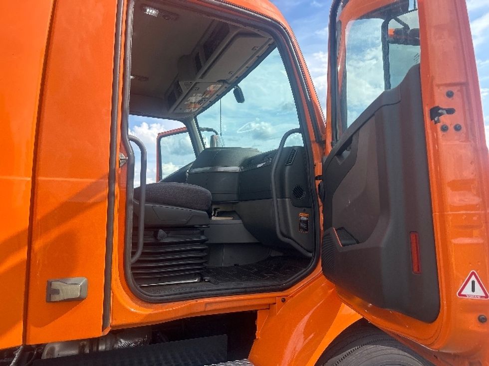 Day Cab Tractor-Heavy Duty Tractors-Volvo-2021-VNR64300-Swedesboro-NJ-207,778\n\t\tmiles-$ 59,500 - Image 12