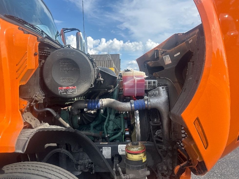Day Cab Tractor-Heavy Duty Tractors-Volvo-2021-VNR64300-Swedesboro-NJ-207,778\n\t\tmiles-$ 59,500 - Image 15