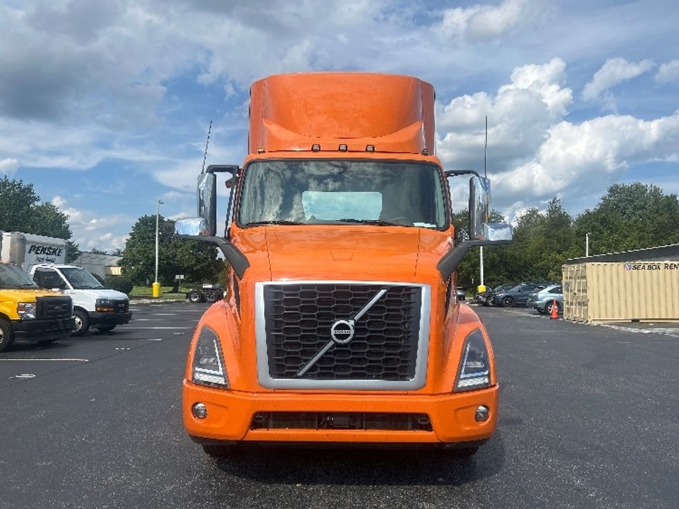 Day Cab Tractor-Heavy Duty Tractors-Volvo-2021-VNR64300-Swedesboro-NJ-207,778\n\t\tmiles-$ 59,500 - Image 2