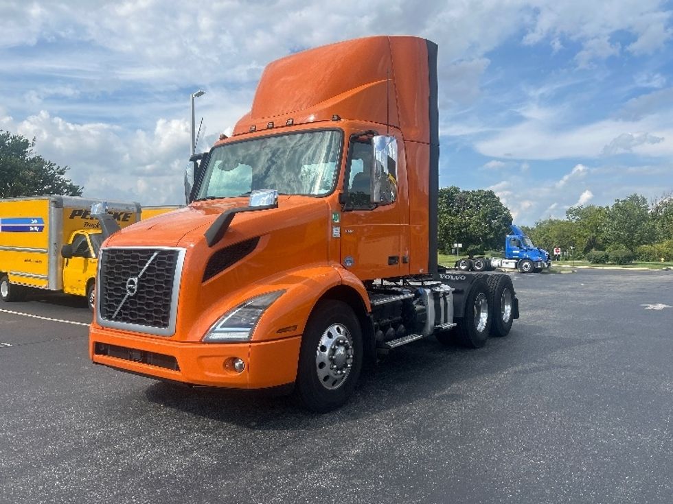 Day Cab Tractor-Heavy Duty Tractors-Volvo-2021-VNR64300-Swedesboro-NJ-207,778\n\t\tmiles-$ 59,500 - Image 3