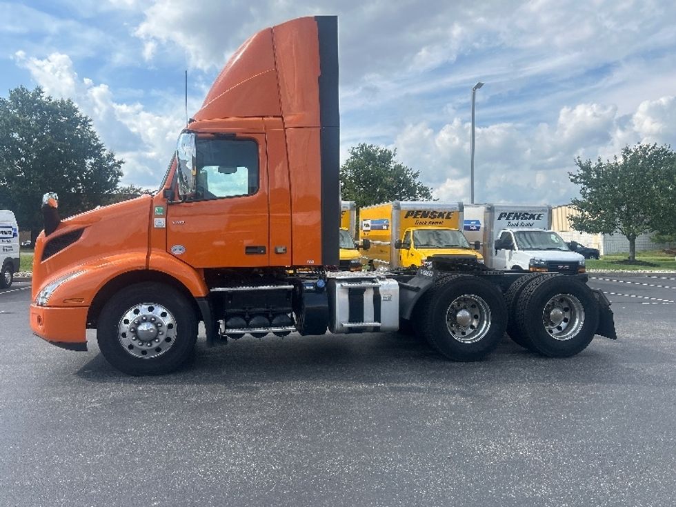 Day Cab Tractor-Heavy Duty Tractors-Volvo-2021-VNR64300-Swedesboro-NJ-207,778\n\t\tmiles-$ 59,500 - Image 4