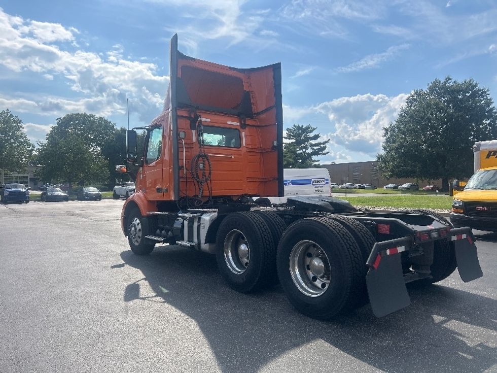 Day Cab Tractor-Heavy Duty Tractors-Volvo-2021-VNR64300-Swedesboro-NJ-207,778\n\t\tmiles-$ 59,500 - Image 5