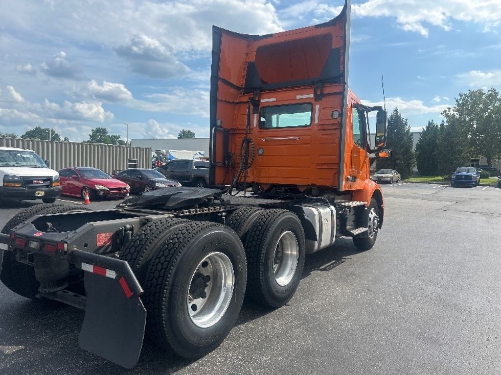 Day Cab Tractor-Heavy Duty Tractors-Volvo-2021-VNR64300-Swedesboro-NJ-207,778\n\t\tmiles-$ 59,500 - Image 7