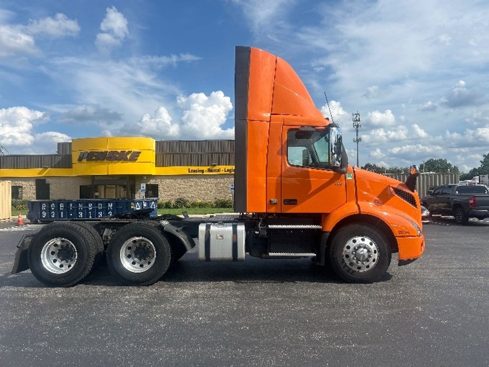Day Cab Tractor-Heavy Duty Tractors-Volvo-2021-VNR64300-Swedesboro-NJ-207,778\n\t\tmiles-$ 59,500 - Image 8