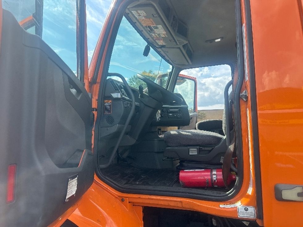 Day Cab Tractor-Heavy Duty Tractors-Volvo-2021-VNR64300-Swedesboro-NJ-207,778\n\t\tmiles-$ 59,500 - Image 9