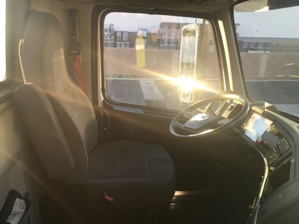 Day Cab Tractor-Heavy Duty Tractors-Volvo-2021-VNR64300-Tempe-AZ-490,748\n\t\tmiles-$ 45,500 - Image 11