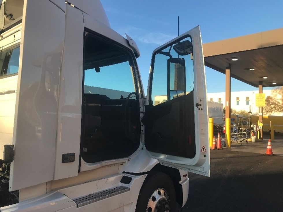 Day Cab Tractor-Heavy Duty Tractors-Volvo-2021-VNR64300-Tempe-AZ-490,748\n\t\tmiles-$ 45,500 - Image 13