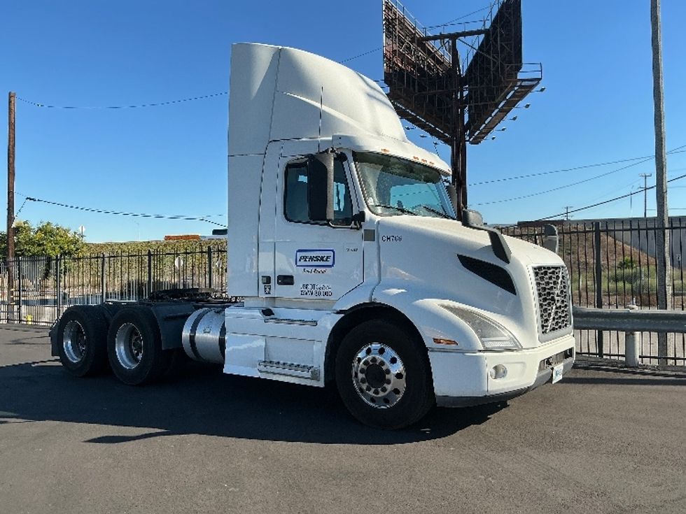 Day Cab Tractor-Heavy Duty Tractors-Volvo-2021-VNR64300-Torrance-CA-531,344\n\t\tmiles-$ 40,750 - Image 1