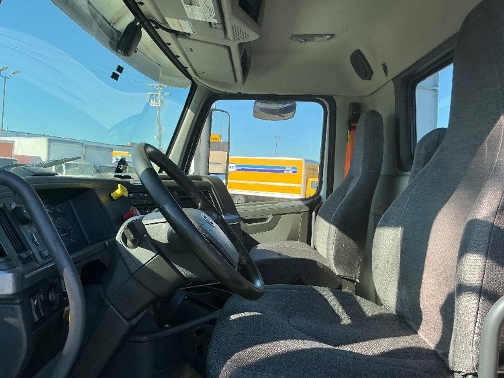 Day Cab Tractor-Heavy Duty Tractors-Volvo-2021-VNR64300-Torrance-CA-531,344\n\t\tmiles-$ 40,750 - Image 10