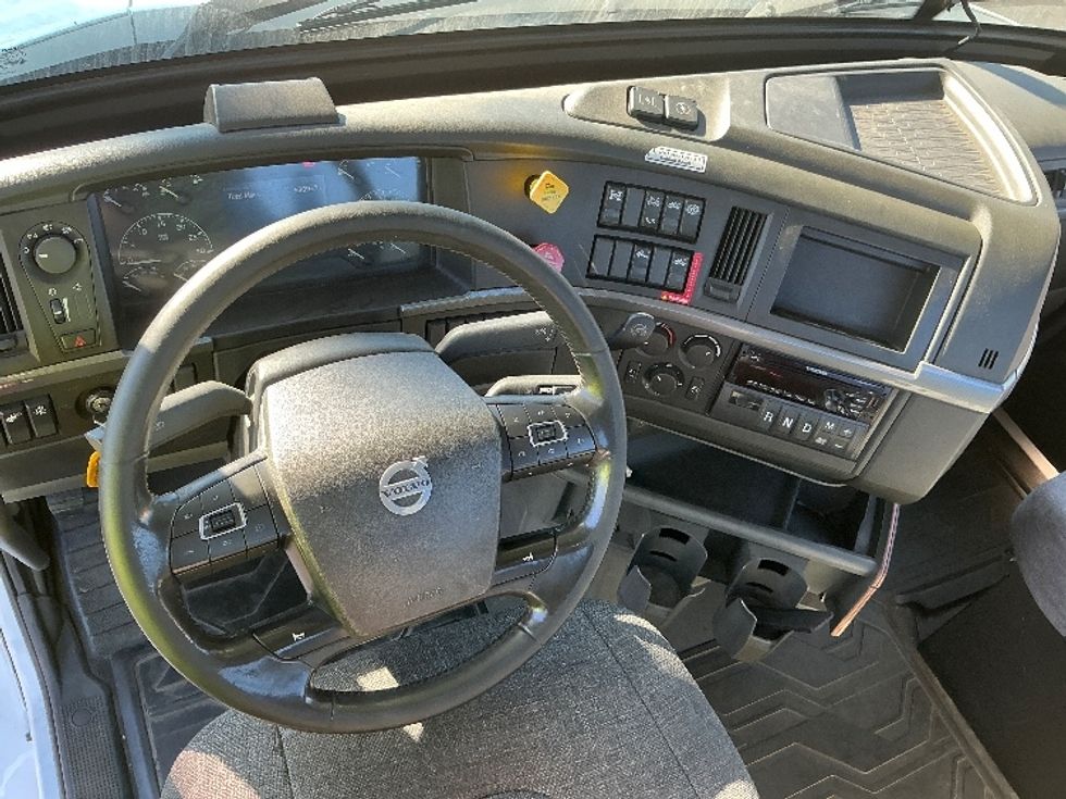 Day Cab Tractor-Heavy Duty Tractors-Volvo-2021-VNR64300-Torrance-CA-531,344\n\t\tmiles-$ 40,750 - Image 11