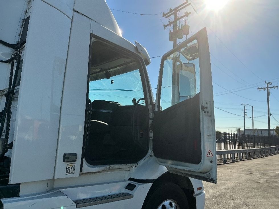 Day Cab Tractor-Heavy Duty Tractors-Volvo-2021-VNR64300-Torrance-CA-531,344\n\t\tmiles-$ 40,750 - Image 12