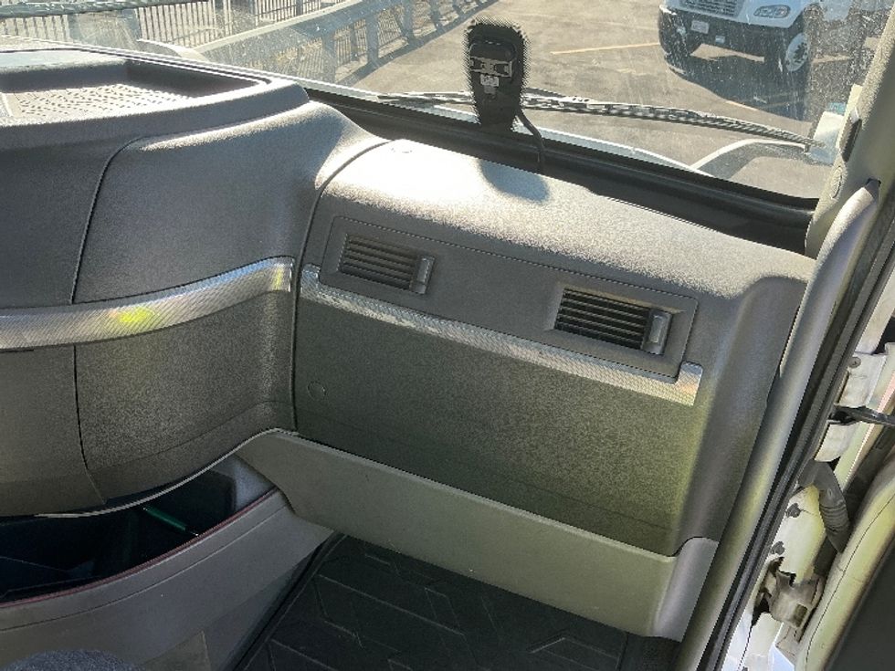 Day Cab Tractor-Heavy Duty Tractors-Volvo-2021-VNR64300-Torrance-CA-531,344\n\t\tmiles-$ 40,750 - Image 13