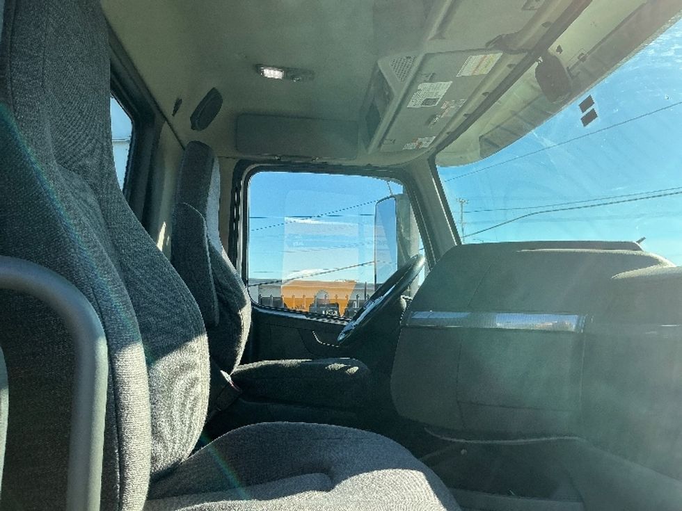Day Cab Tractor-Heavy Duty Tractors-Volvo-2021-VNR64300-Torrance-CA-531,344\n\t\tmiles-$ 40,750 - Image 14