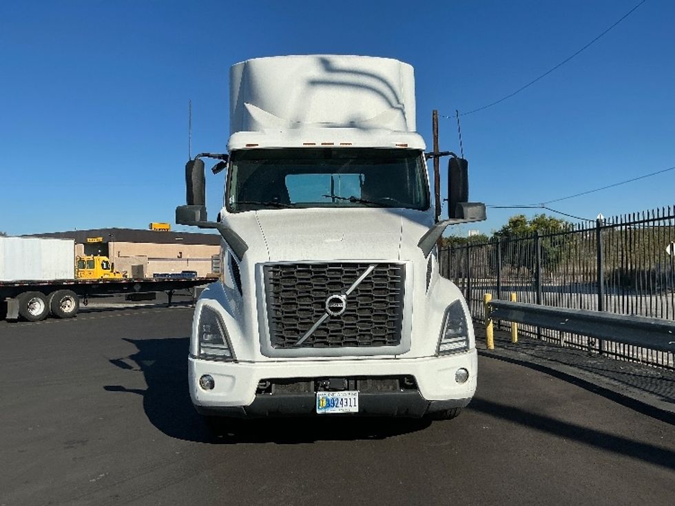 Day Cab Tractor-Heavy Duty Tractors-Volvo-2021-VNR64300-Torrance-CA-531,344\n\t\tmiles-$ 40,750 - Image 2