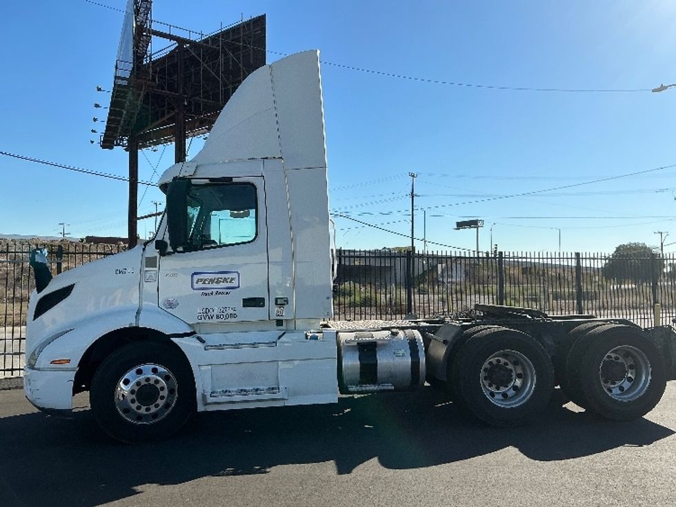 Day Cab Tractor-Heavy Duty Tractors-Volvo-2021-VNR64300-Torrance-CA-531,344\n\t\tmiles-$ 40,750 - Image 4