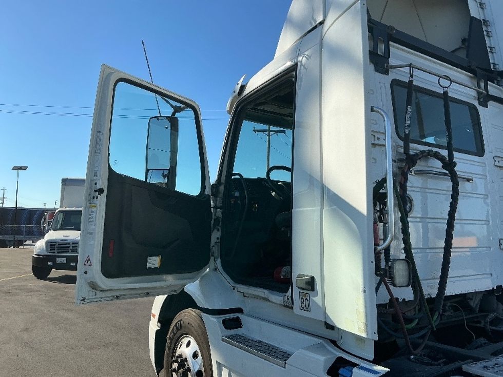 Day Cab Tractor-Heavy Duty Tractors-Volvo-2021-VNR64300-Torrance-CA-531,344\n\t\tmiles-$ 40,750 - Image 9