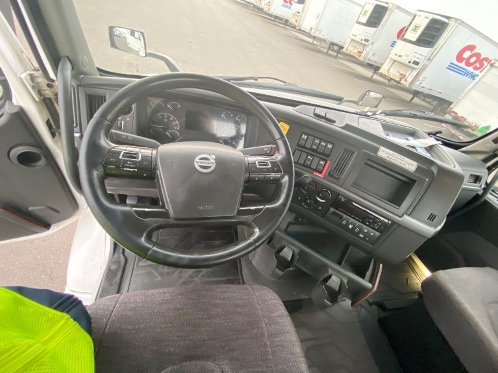 Day Cab Tractor-Heavy Duty Tractors-Volvo-2021-VNR64300-Tracy-CA-544,847\n\t\tmiles-$ 37,250 - Image 11