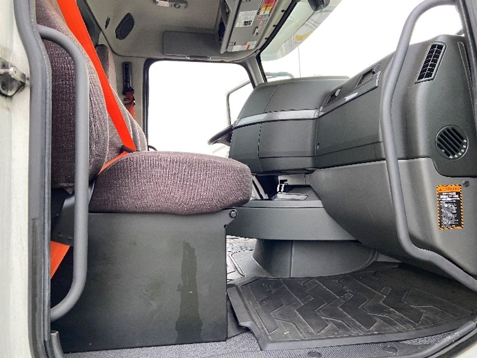 Day Cab Tractor-Heavy Duty Tractors-Volvo-2021-VNR64300-Tracy-CA-544,847\n\t\tmiles-$ 37,250 - Image 12