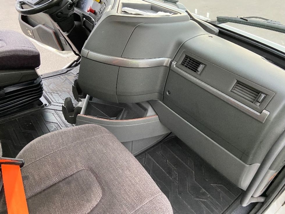 Day Cab Tractor-Heavy Duty Tractors-Volvo-2021-VNR64300-Tracy-CA-544,847\n\t\tmiles-$ 37,250 - Image 13