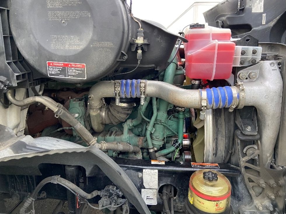 Day Cab Tractor-Heavy Duty Tractors-Volvo-2021-VNR64300-Tracy-CA-544,847\n\t\tmiles-$ 37,250 - Image 15