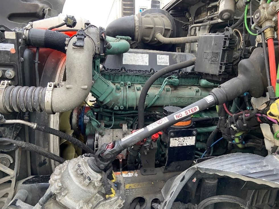 Day Cab Tractor-Heavy Duty Tractors-Volvo-2021-VNR64300-Tracy-CA-544,847\n\t\tmiles-$ 37,250 - Image 16