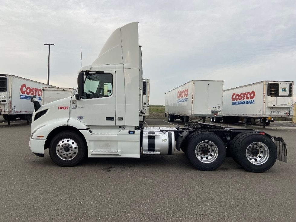 Day Cab Tractor-Heavy Duty Tractors-Volvo-2021-VNR64300-Tracy-CA-544,847\n\t\tmiles-$ 37,250 - Image 4