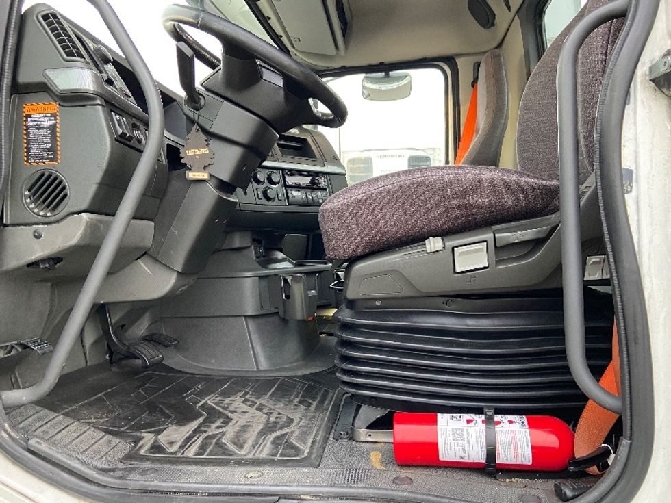 Day Cab Tractor-Heavy Duty Tractors-Volvo-2021-VNR64300-Tracy-CA-544,847\n\t\tmiles-$ 37,250 - Image 9