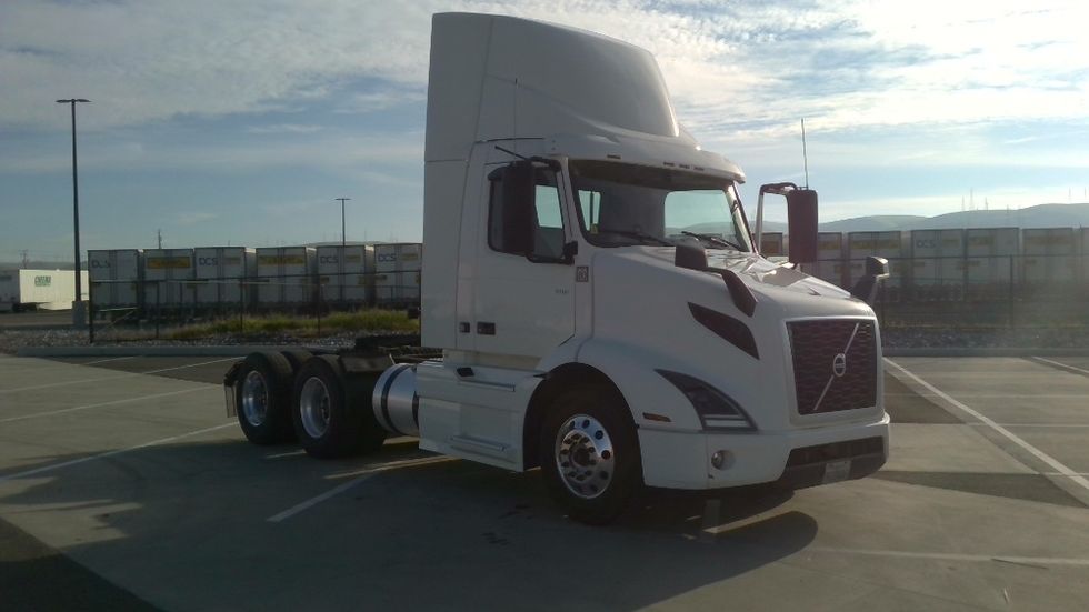 Day Cab Tractor-Heavy Duty Tractors-Volvo-2021-VNR64300-Tracy-CA-591,788\n\t\tmiles-$ 32,500 - Image 1